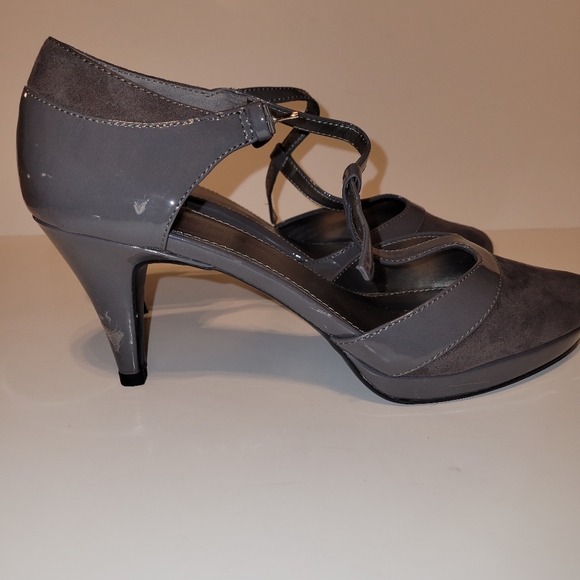 Bandolino gray heels size 8.5 m - Picture 11 of 12